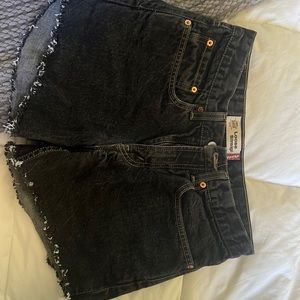 Levi Midrise Black cut off shorts. EUC